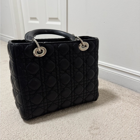 Black Handbag - Picture 4 of 8